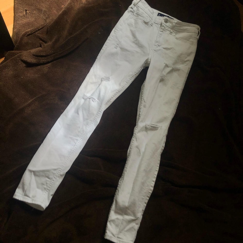white ripped HOLLISTER jeans